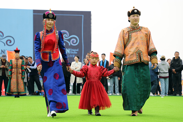 精彩的民族服飾走秀環(huán)節(jié)。達(dá)茂旗委宣傳部供圖