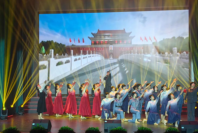 東勝區(qū)衡水實驗中學學生朗讀和東勝區(qū)第七小學、東勝區(qū)第一中學師生舞蹈，共同演繹《青春中國》。