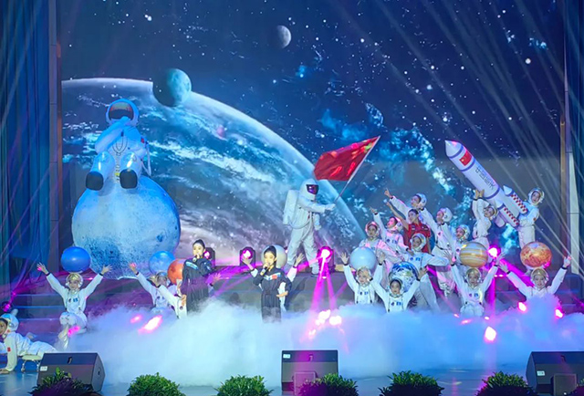 東勝區(qū)實驗小學、東勝區(qū)第一小學東校區(qū)學生朗誦《仰望星空》。