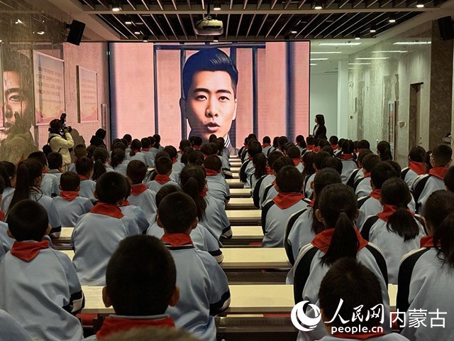 學(xué)苑小學(xué)的學(xué)生們?cè)诖笄嗌郊t色文化公園與多松年“對(duì)話”。人民網(wǎng)記者 寇雅楠攝