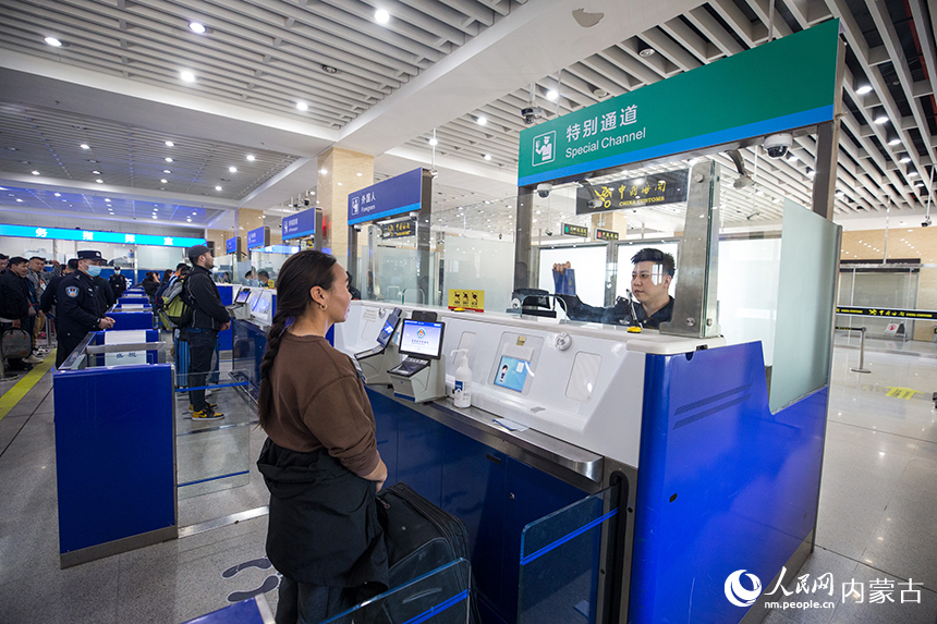 二連出入境邊防檢查站移民管理警察有序為旅客辦理通關(guān)手續(xù)。郭鵬杰攝