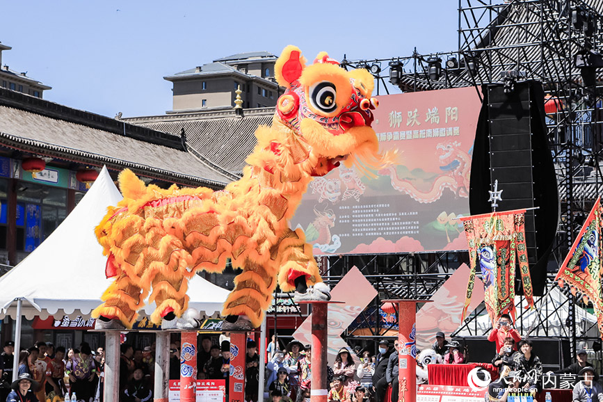 高樁獅隊(duì)的表演驚險(xiǎn)絕倫。實(shí)習(xí)生 劉瀛攝