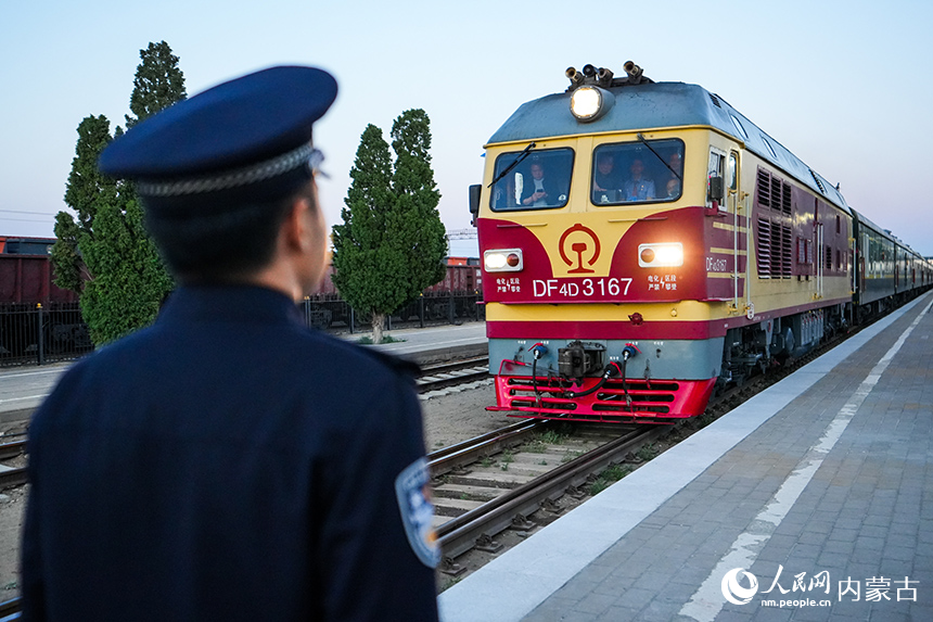 K23次國(guó)際旅客列車正緩緩駛?cè)攵B車站。楊金燁攝