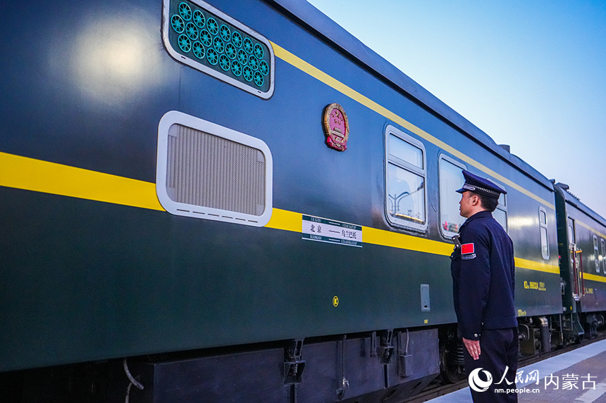 二連出入境邊防檢查站移民管理警察對(duì)國(guó)際旅客列車(chē)進(jìn)行監(jiān)護(hù)。楊金燁攝