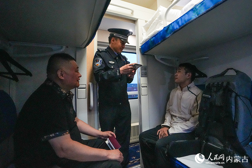 二連出入境邊防檢查站移民管理警察正在查驗(yàn)旅客證件。楊金燁攝