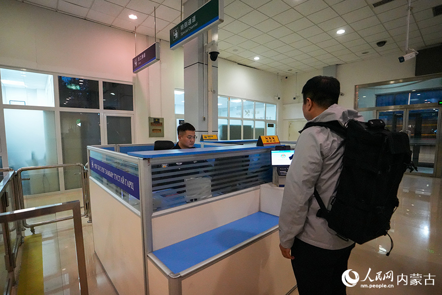 二連出入境邊防檢查站移民管理警察正在驗(yàn)放旅客。楊金燁攝