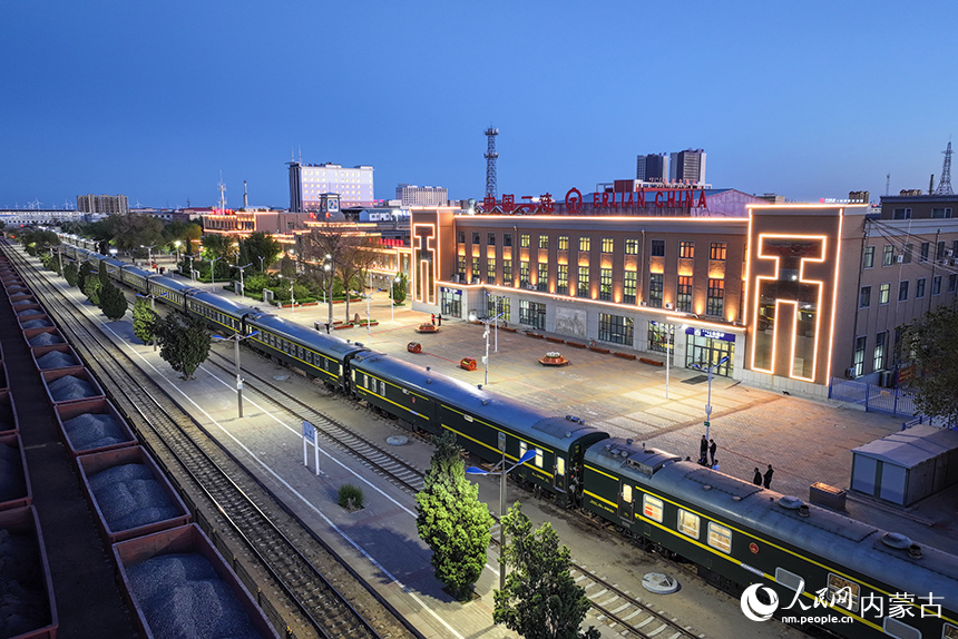 ?？吭诙B車站內(nèi)的K23次國際旅客列車。郭鵬杰攝