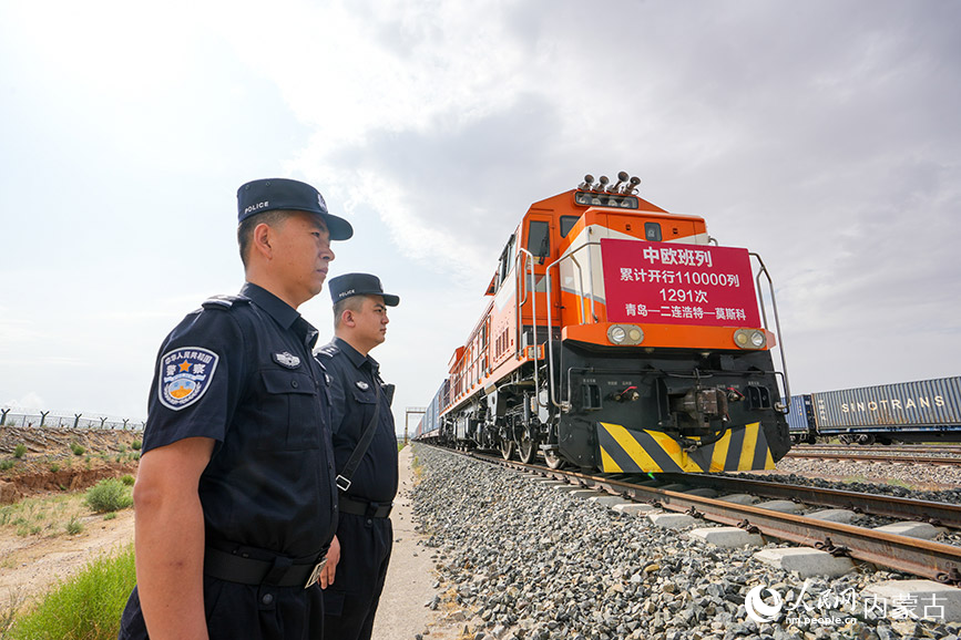 6月12日，內(nèi)蒙古出入境邊防檢查站二連出入境邊防檢查站移民管理警察對中歐班列進(jìn)行車體監(jiān)護(hù)。胡富國攝