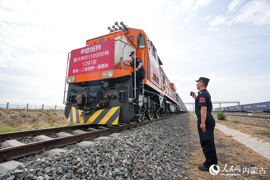 6月12日，內(nèi)蒙古出入境邊防檢查站二連出入境邊防檢查站移民管理警察對(duì)中歐班列進(jìn)行車體檢查。胡富國(guó)攝
