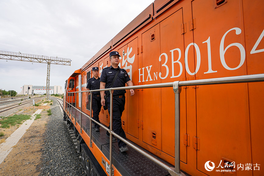 6月12日，內(nèi)蒙古出入境邊防檢查站二連出入境邊防檢查站移民管理警察對(duì)中歐班列進(jìn)行車體檢查。胡富國(guó)攝