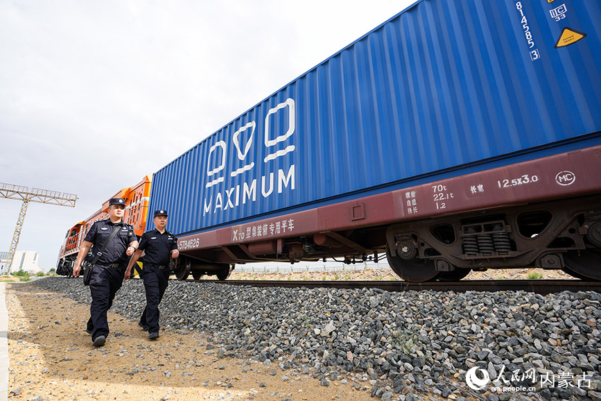 6月12日，內(nèi)蒙古出入境邊防檢查站二連出入境邊防檢查站移民管理警察對(duì)中歐班列進(jìn)行車體檢查。胡富國攝