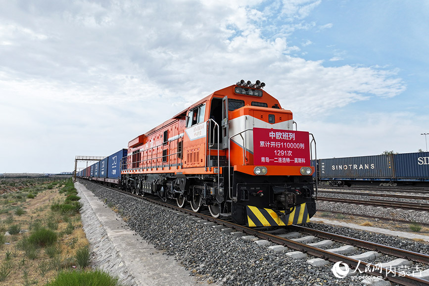 6月12日，第11萬列中歐班列?？慷B出入境邊防檢查站貨運執(zhí)勤現(xiàn)場（無人機照片）。郭鵬杰攝