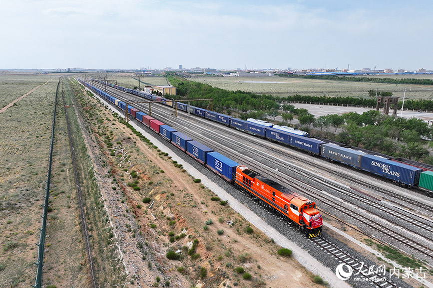 6月12日，第11萬(wàn)列中歐班列?？慷B出入境邊防檢查站貨運(yùn)執(zhí)勤現(xiàn)場(chǎng)（無(wú)人機(jī)照片）。郭鵬杰攝