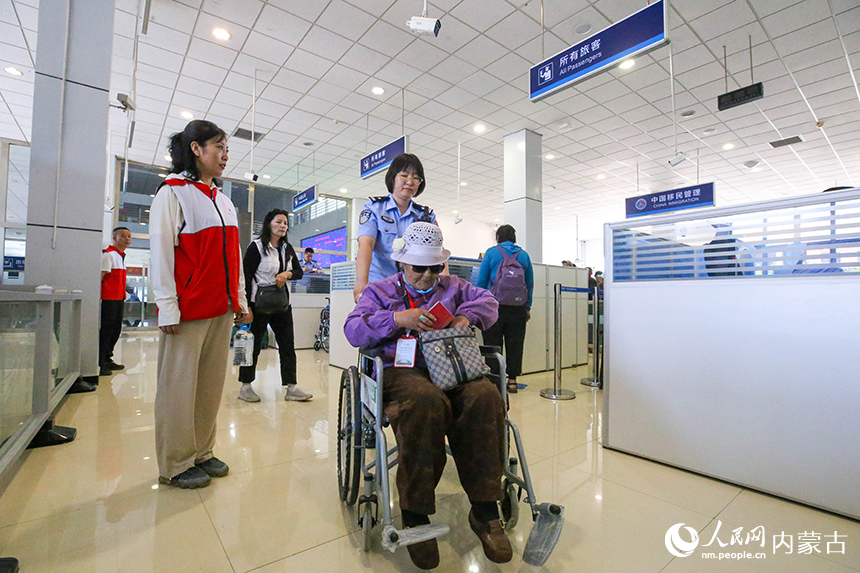 二連出入境邊防檢查站移民管理警察為參加“一帶一路·光明行”的蒙古國(guó)患者提供高效貼心的通關(guān)服務(wù)。楊金燁攝
