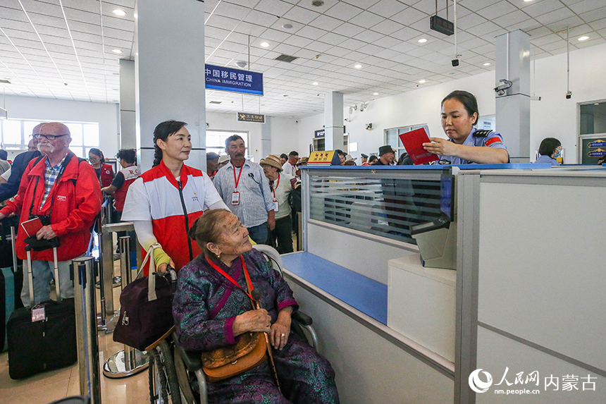 二連出入境邊防檢查站移民管理警察為參加“一帶一路·光明行”的蒙古國(guó)患者提供高效貼心的通關(guān)服務(wù)。楊金燁攝