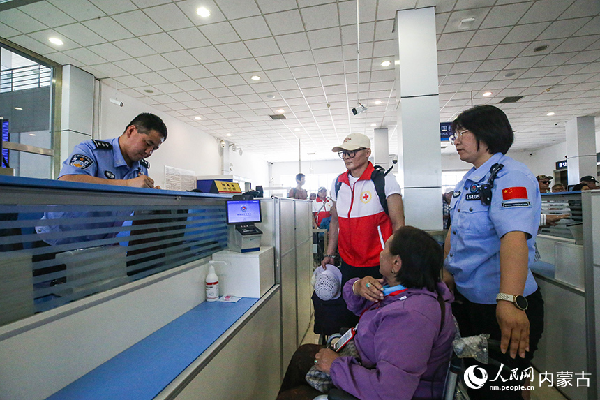 二連出入境邊防檢查站移民管理警察為參加“一帶一路·光明行”的蒙古國(guó)患者提供高效貼心的通關(guān)服務(wù)。楊金燁攝