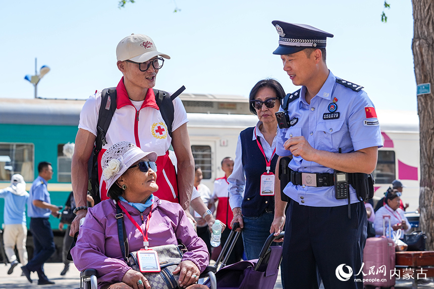 二連出入境邊防檢查站移民管理警察為參加“一帶一路·光明行”的蒙古國患者提供通關(guān)便利。楊金燁攝