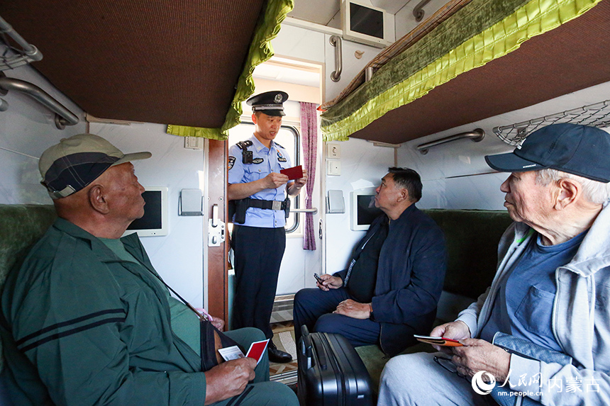 二連出入境邊防檢查站移民管理警察在入境列車上查驗(yàn)蒙古國患者的證件。楊金燁攝