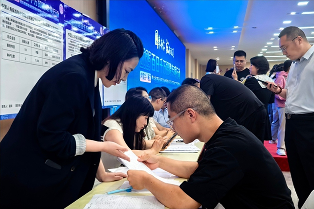 求職者與用工企業(yè)交談。王瑩攝