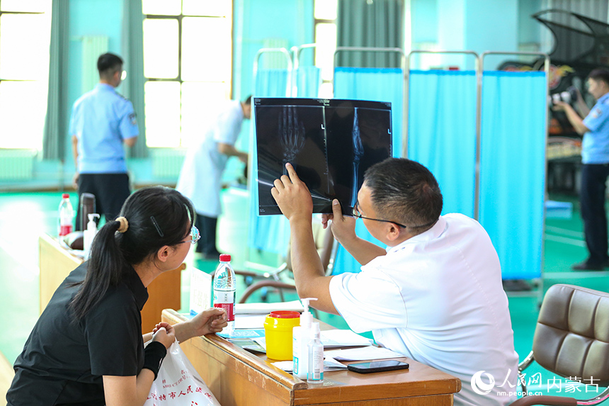 醫(yī)療專家為民警家屬進(jìn)行診療。郭鵬杰攝