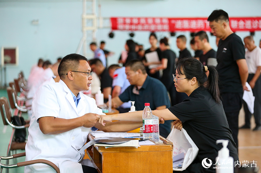 醫(yī)療專家為民警家屬進行診療。郭鵬杰攝