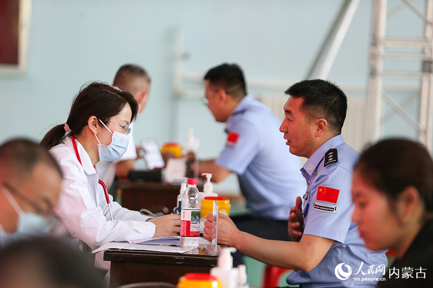 醫(yī)療專家現(xiàn)場(chǎng)為民警診療。郭鵬杰攝