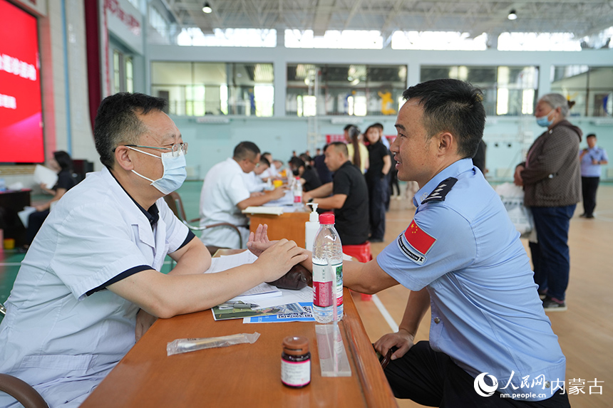 醫(yī)療專家為民警號脈問診。郭鵬杰攝