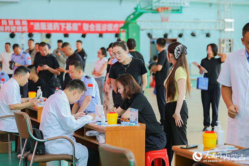 執(zhí)勤一線民警及家屬來到巡診現(xiàn)場尋醫(yī)問藥。田書廣攝