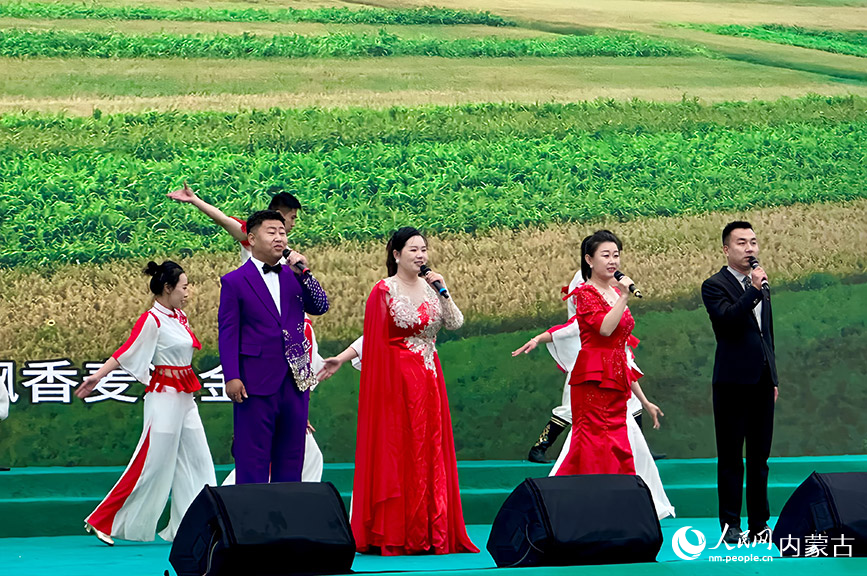 村歌大擂臺現(xiàn)場。 實習(xí)生 劉瀛攝