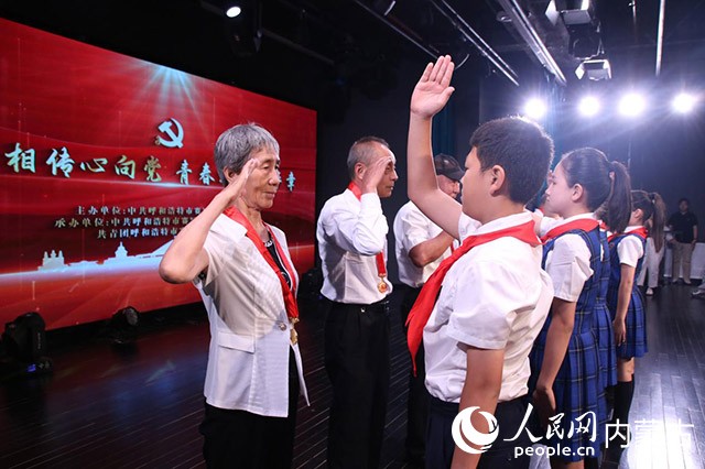 萬錦學校少先隊員表演《接過紅旗肩上扛》。主辦方供圖