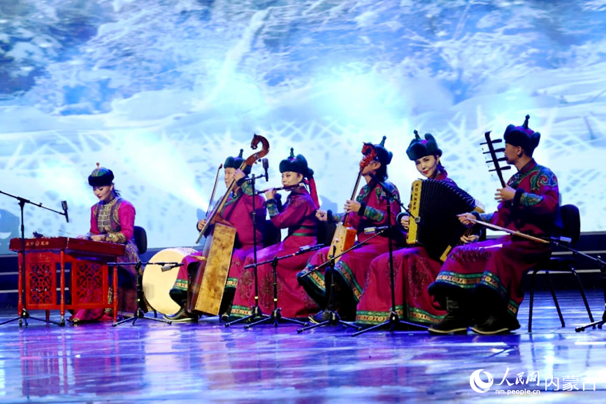 群口烏力格爾《打虎上山》。人民網(wǎng)記者 齊浩男攝