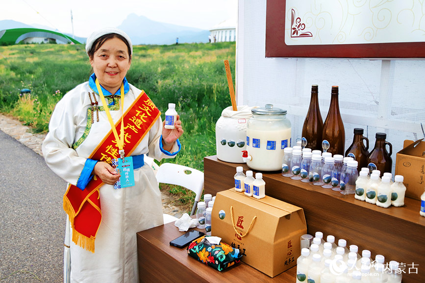 “北疆非遺大集”區(qū)展示的酸馬奶。實習生 韓飛月攝