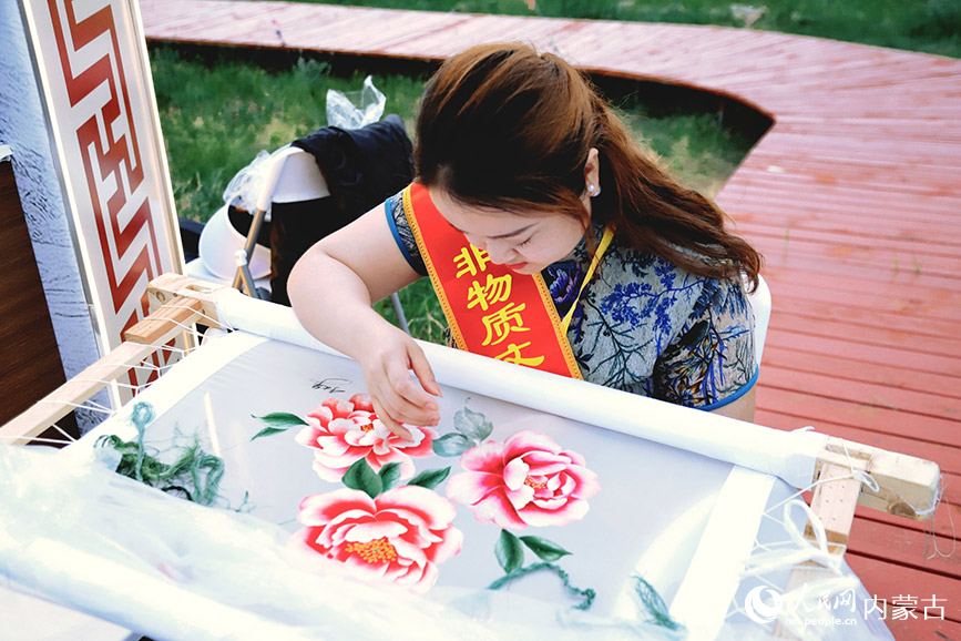 非物質(zhì)文化遺產(chǎn)代表性傳承人正在制作蒙古族刺繡工藝品。實(shí)習(xí)生 韓飛月攝