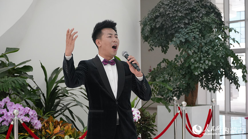 烏蘭牧騎表演現(xiàn)場(chǎng)。實(shí)習(xí)生 王正玉攝