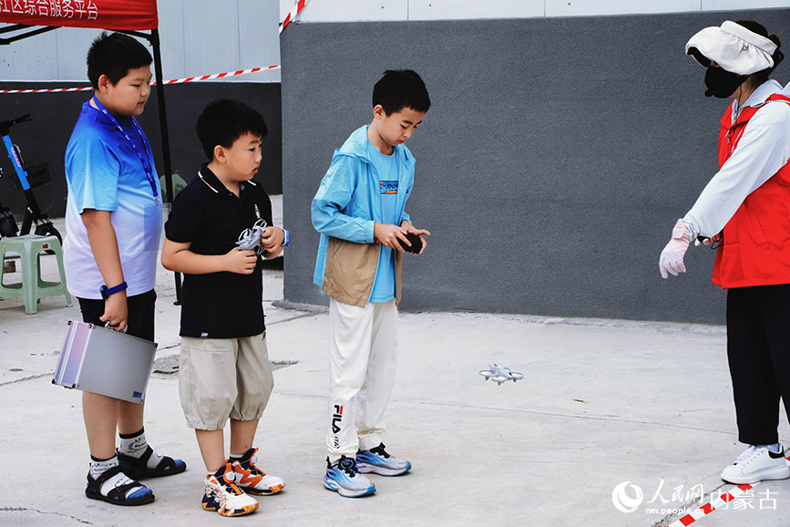 裁判講解無人機比賽規(guī)則。實習生 韓飛月攝