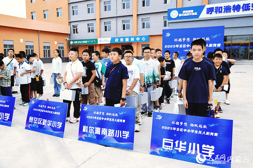 各大隊(duì)伍蓄勢(shì)待發(fā)。實(shí)習(xí)生 韓飛月攝