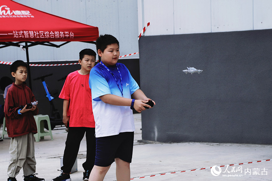 選手正在操作無人機試飛。實習生 韓飛月攝