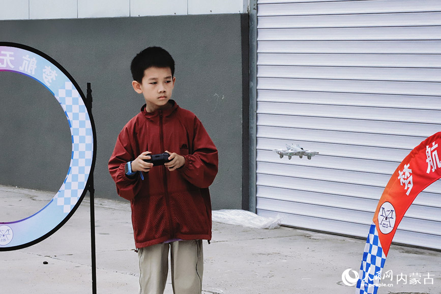 選手正在緊張地進(jìn)行無人機(jī)過障礙環(huán)節(jié)。實(shí)習(xí)生 韓飛月攝