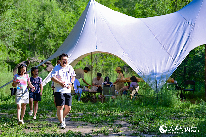 游人在洮兒河國家濕地公園休閑娛樂。王正攝