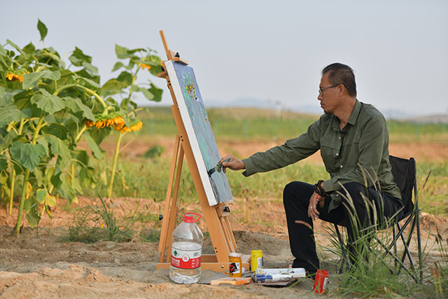 藝術家在東達山進行采風創(chuàng)作