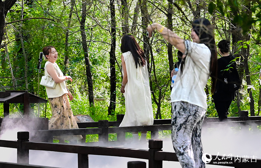 游人在洮兒河國家濕地公園休閑娛樂。王正攝