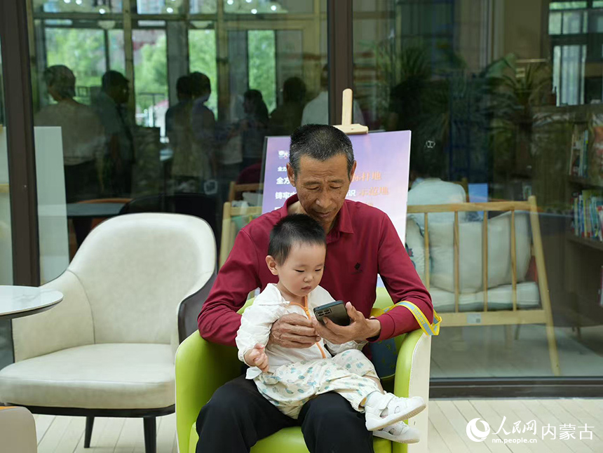 社區(qū)居民享天倫之樂。人民網(wǎng)記者 張力洋攝
