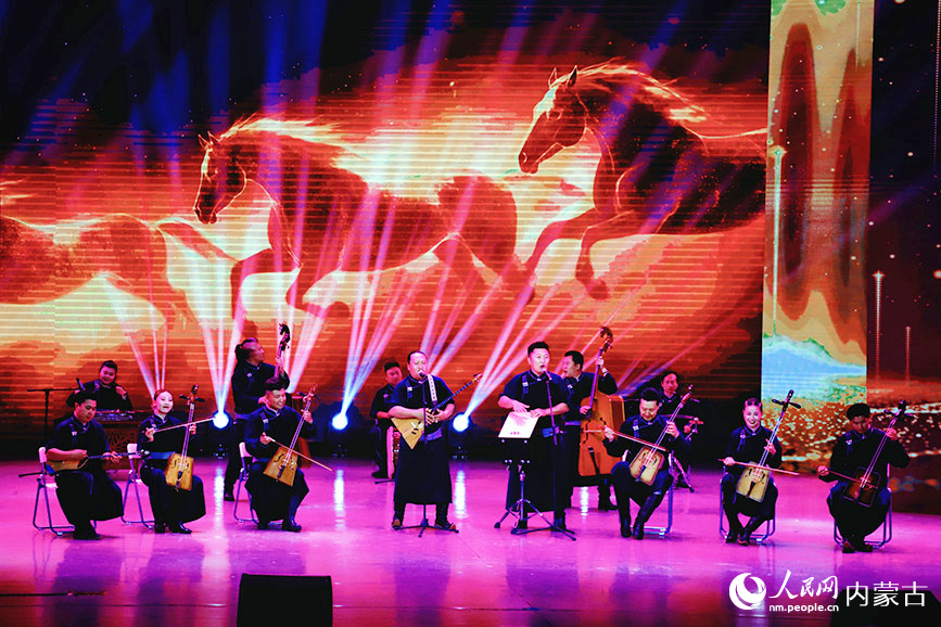 2025年“第十屆內蒙古自治區(qū)烏蘭牧騎藝術節(jié)”閉幕式演出現(xiàn)場。實習生 韓飛月攝