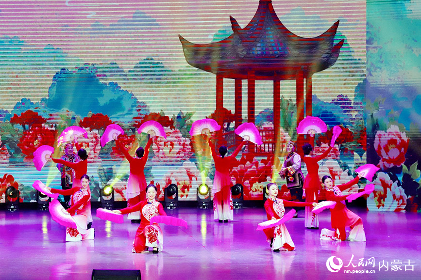 2025年“第十屆內(nèi)蒙古自治區(qū)烏蘭牧騎藝術(shù)節(jié)”閉幕式演出現(xiàn)場。實(shí)習(xí)生 韓飛月攝