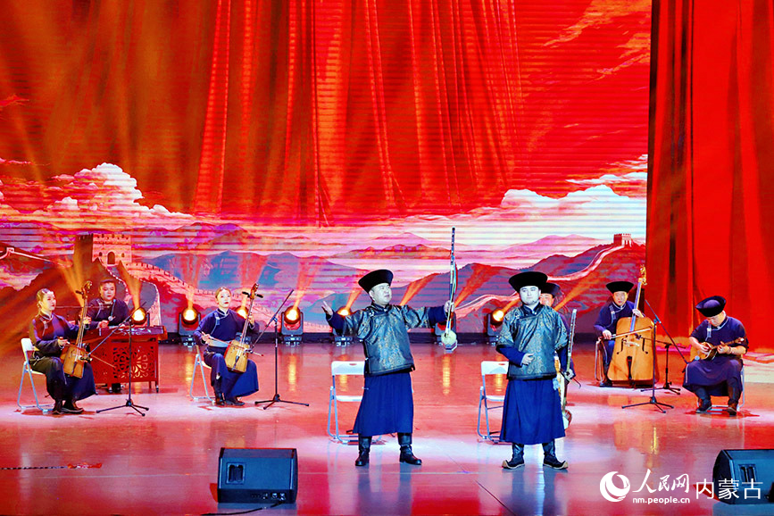 2025年“第十屆內(nèi)蒙古自治區(qū)烏蘭牧騎藝術(shù)節(jié)”閉幕式演出現(xiàn)場(chǎng)。實(shí)習(xí)生 韓飛月攝