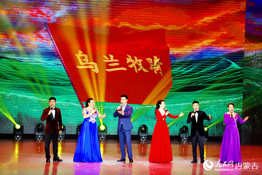 2025年“第十屆內(nèi)蒙古自治區(qū)烏蘭牧騎藝術(shù)節(jié)”閉幕式演出現(xiàn)場。實(shí)習(xí)生 韓飛月攝