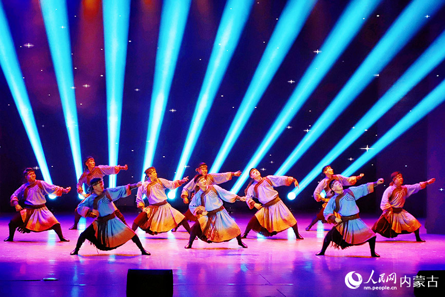 2025年“第十屆內(nèi)蒙古自治區(qū)烏蘭牧騎藝術(shù)節(jié)”閉幕式演出現(xiàn)場(chǎng)。實(shí)習(xí)生 韓飛月攝