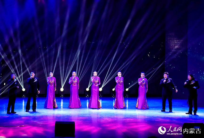 2025年“第十屆內(nèi)蒙古自治區(qū)烏蘭牧騎藝術(shù)節(jié)”閉幕式演出現(xiàn)場。實習生 韓飛月攝