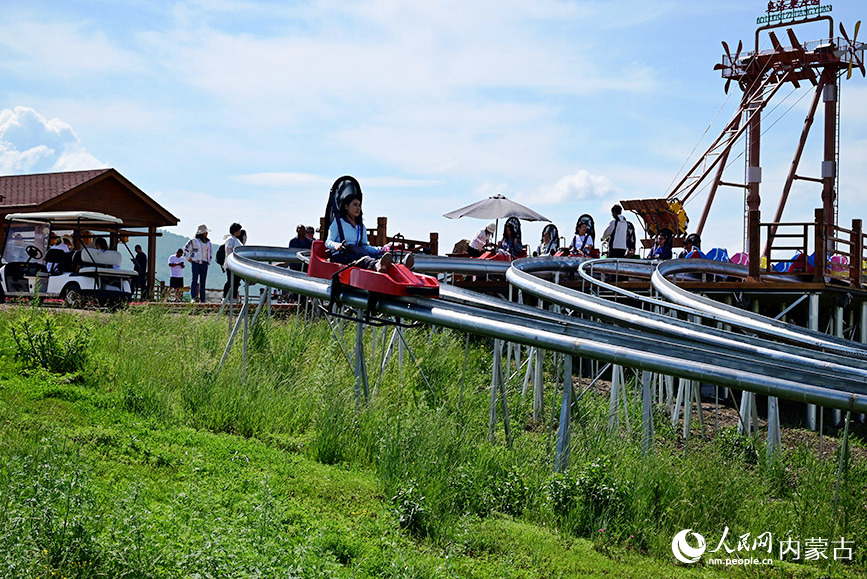 奧洛契莊園內(nèi)滑草項(xiàng)目。實(shí)習(xí)生 張雅新攝
