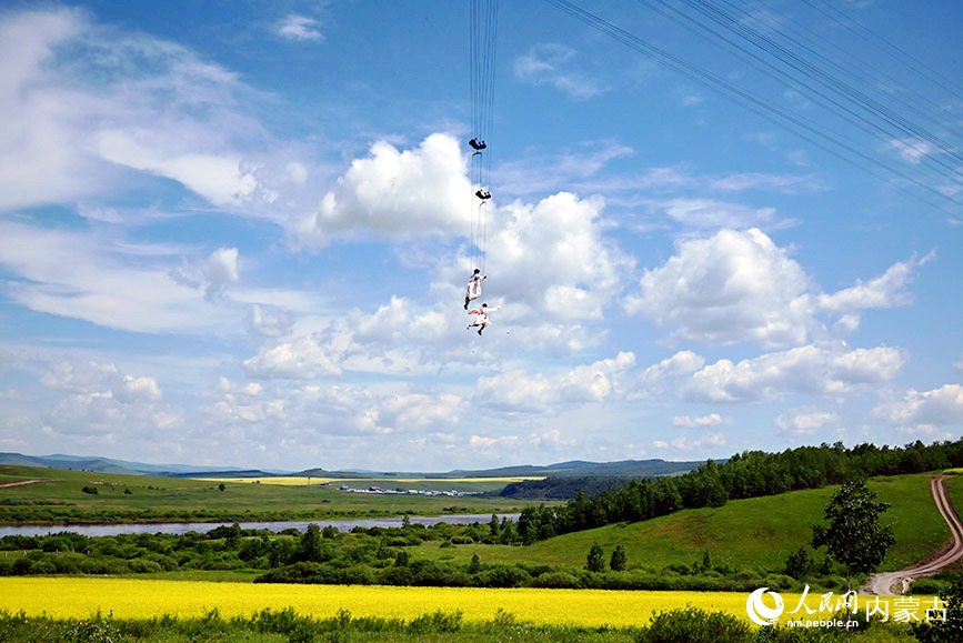 奧洛契莊園內(nèi)的高空威亞表演。實(shí)習(xí)生 張雅新攝